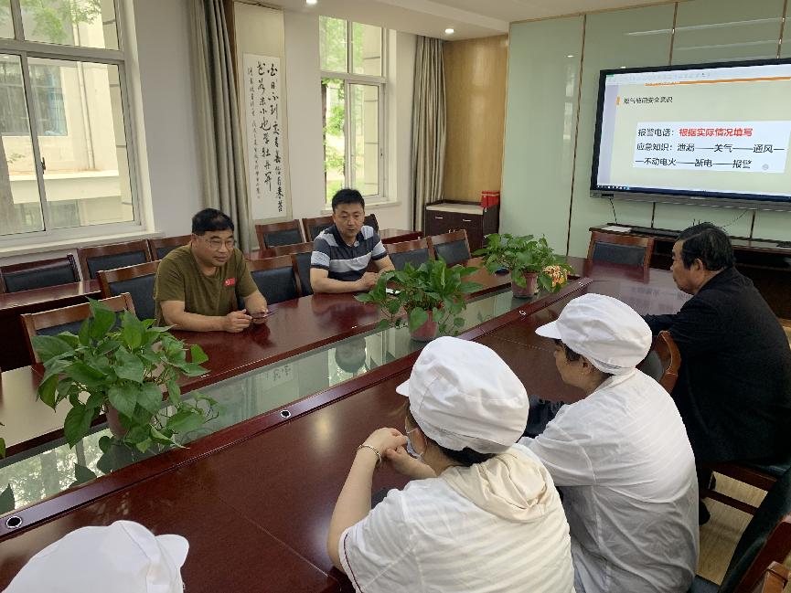 中桥中学第十二周食堂安全例会_html_3cb7a300.jpg