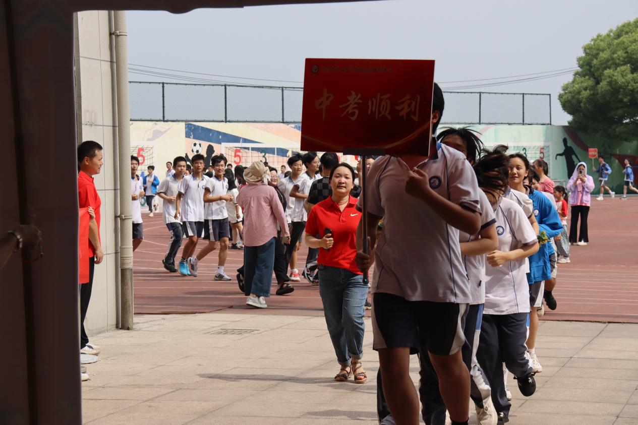 送考仪式新闻稿_html_749ee14f.jpg