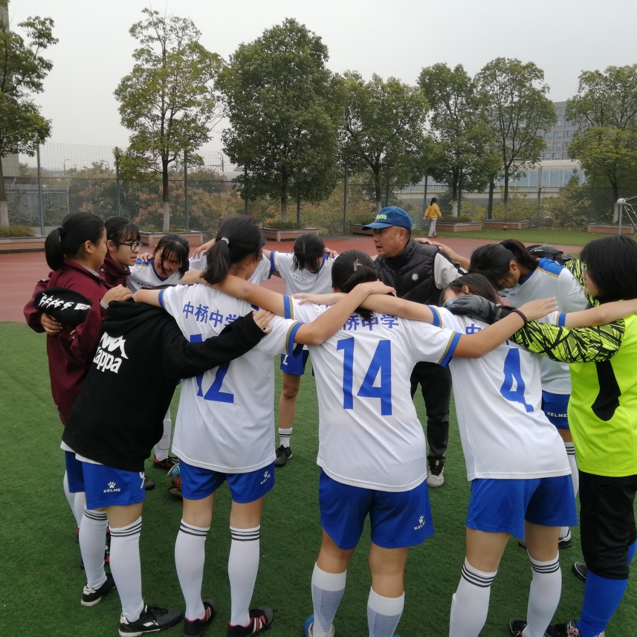 祝贺中桥中学女子足球队荣获栖霞区第六届_html_563b8001.jpg