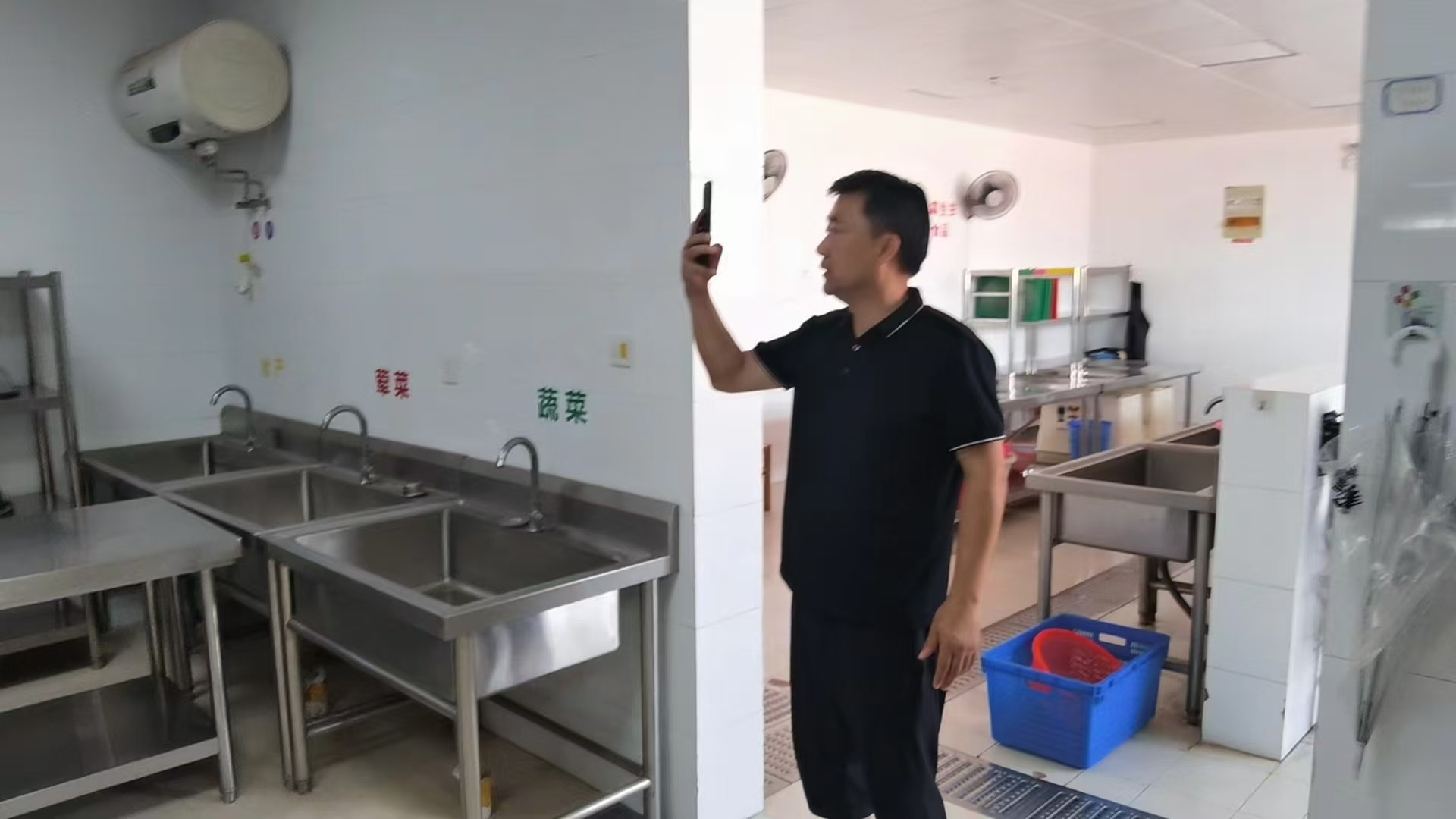 十年如一日，甘当幕后英雄，筑牢校园保障线_html_2c49f7bc.jpg