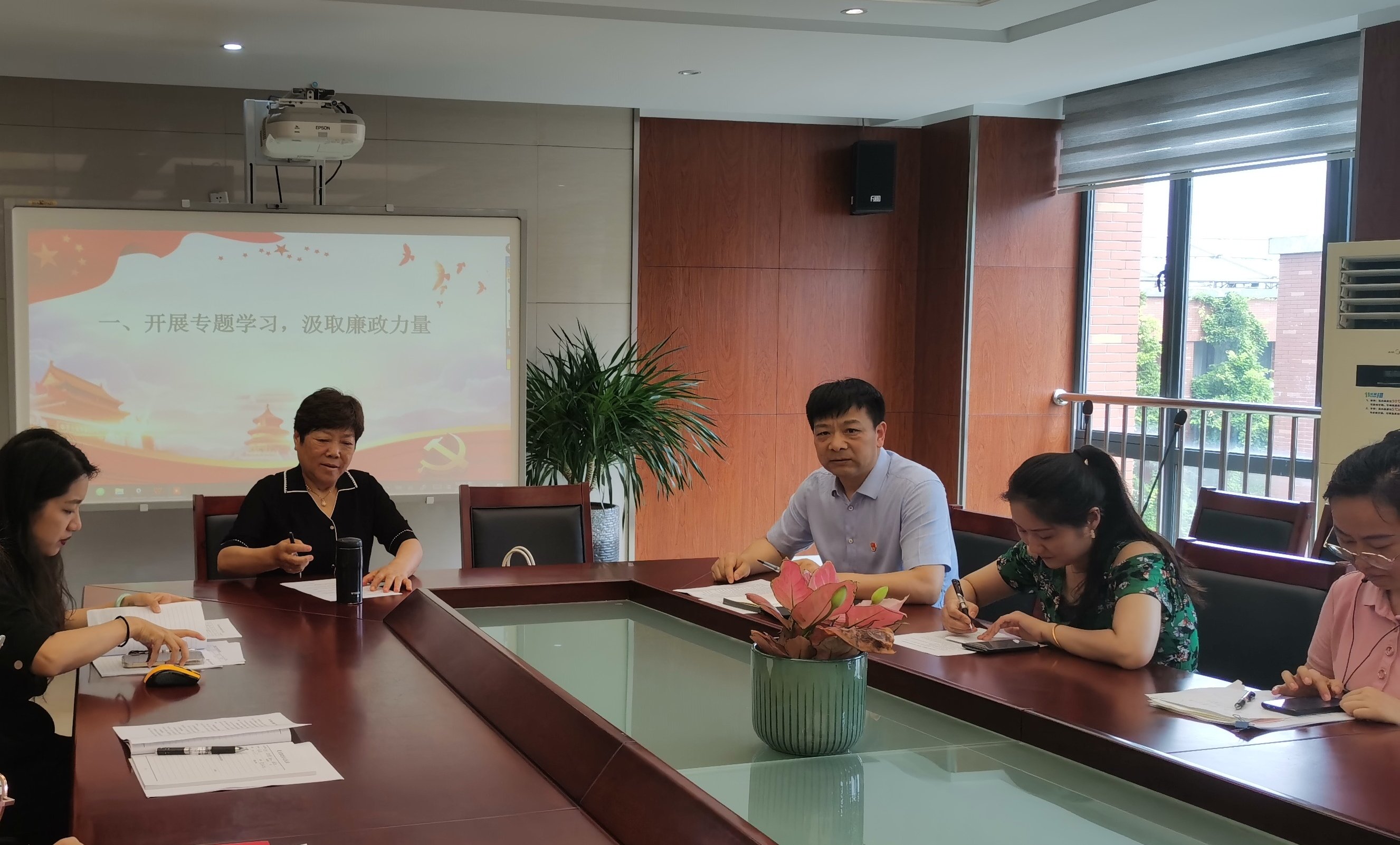 【石抱树.先锋行】(主题党日)学思想 见行动 建新功——南京市金陵小学和园校区第一党支部迎“七一”主题党日活动_html_m1888e68e.jpg