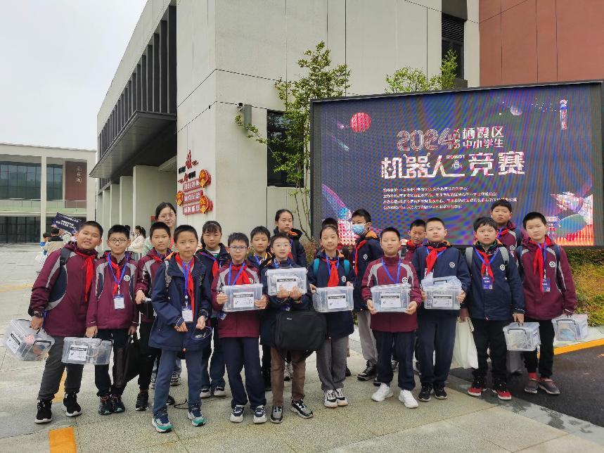 竞技激情，智慧成长——记学生参与信息素养提升实践活动项目现场赛(1)_html_m4f556cea.jpg