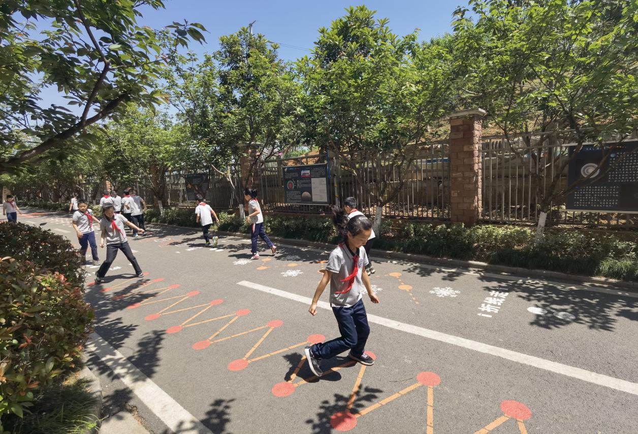 南京市金陵小学落实 “2·15 专项行动”——课间15分钟游戏活力绽放(1)_html_43a4852b.jpg