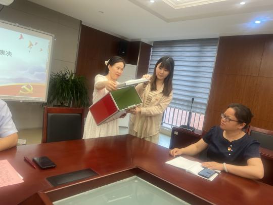 2024.6.28【石抱树·先锋行】金陵小学和园校区第一党支部召开讨论接收预备党员会议_html_27c208c6.jpg