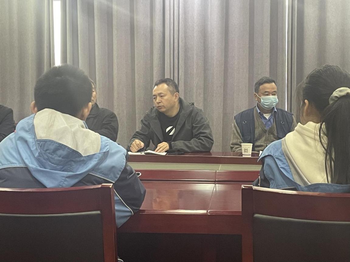 开展关爱帮扶 强化法治教育——华电中学邀请栖霞区关工委开展帮扶助困及法治主题教育活动_html_2260ac81.jpg