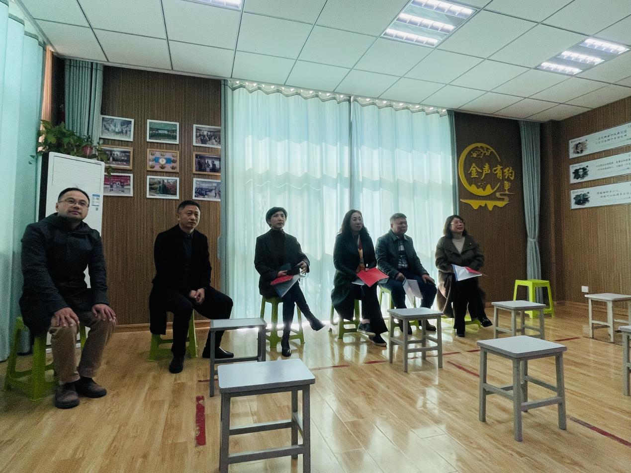 【尚真华电】发掘内涵成特色，专家评审促提升——南京市华电中学迎接区“特色教师”现场展示评审(1)_html_2360c7ca.jpg