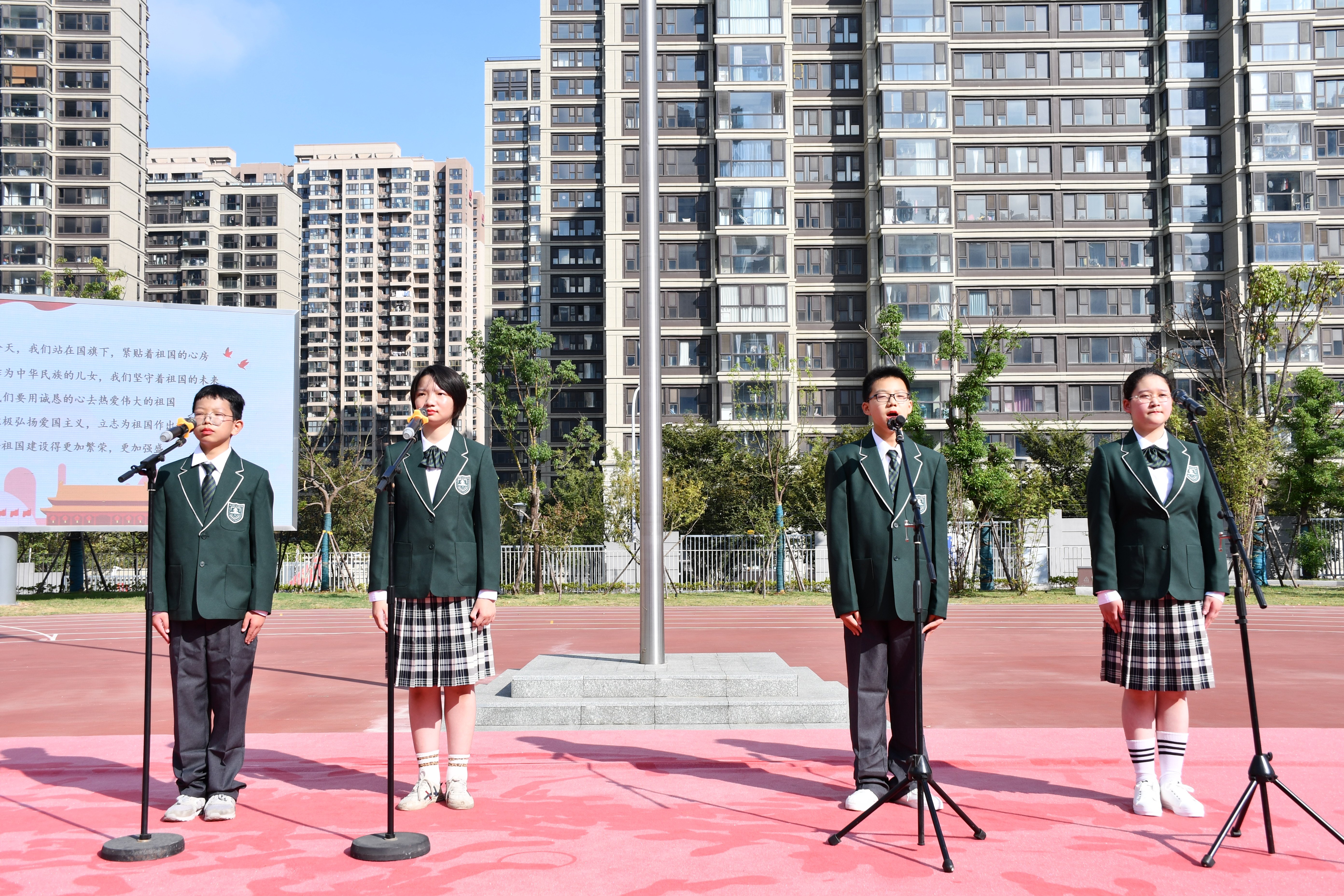 国庆主题升旗仪式新闻稿_html_m62420ff8.jpg