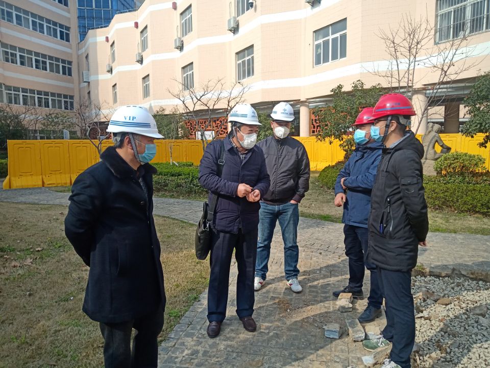 【海门南炼】区教育局校建科万主任来校指导学校东门改造工程