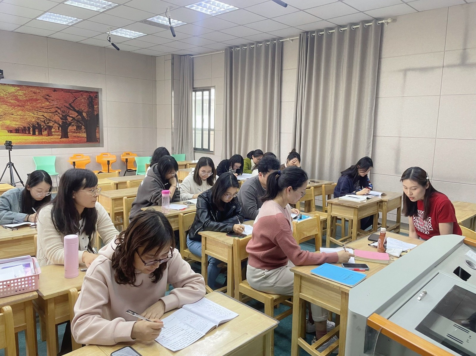 3 沙龙研讨.jpg