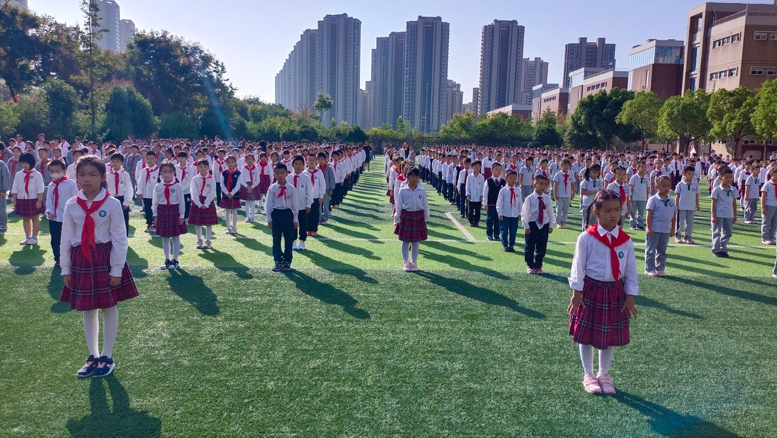 【花港一小】“让”出平安  “抢”出祸端——花港第一小学第四周主题升旗仪式