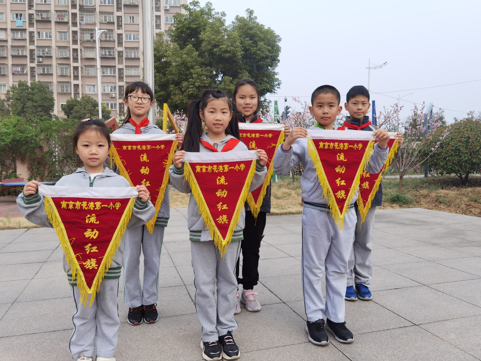 【花港一小】颁发流动红旗，传承文明风尚  （七十六）