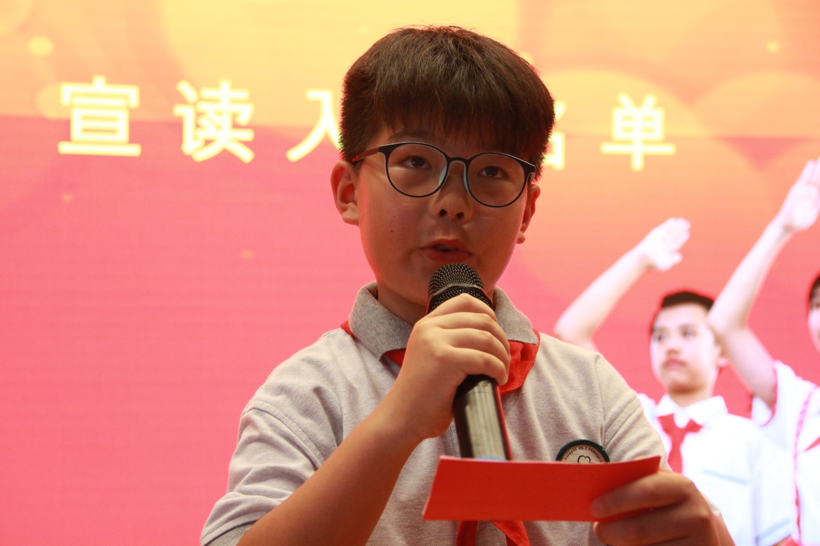宣读新队员名单.JPG