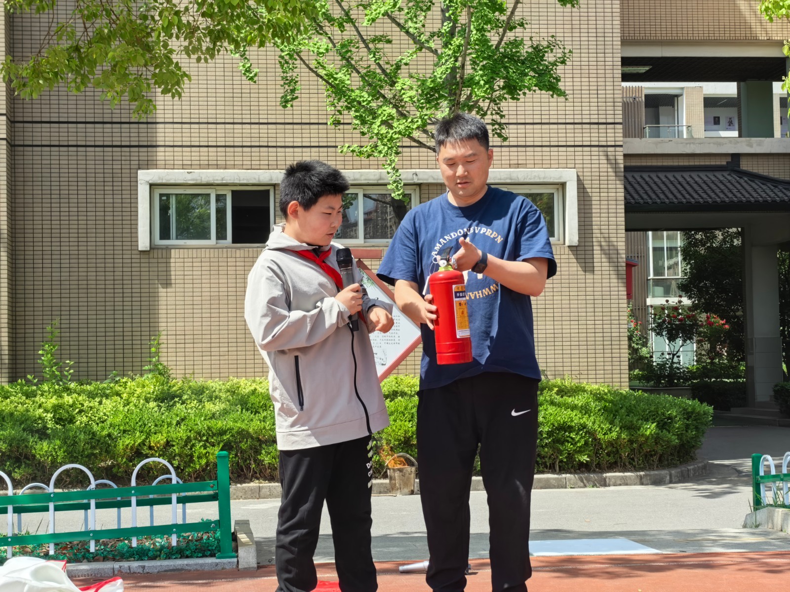 【花港一小】安全“童”行  防患未“燃”  ——花港第一小学消防逃生应急演练