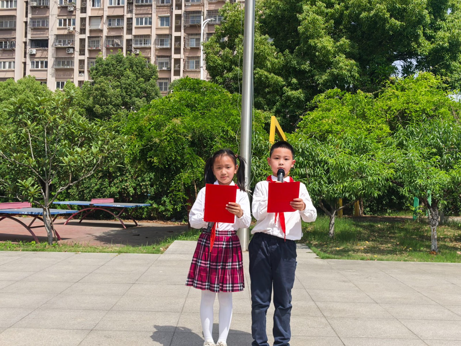 【花港一小】“温暖相伴 助残同行”花港一小第15周全国助残日主题升旗仪式