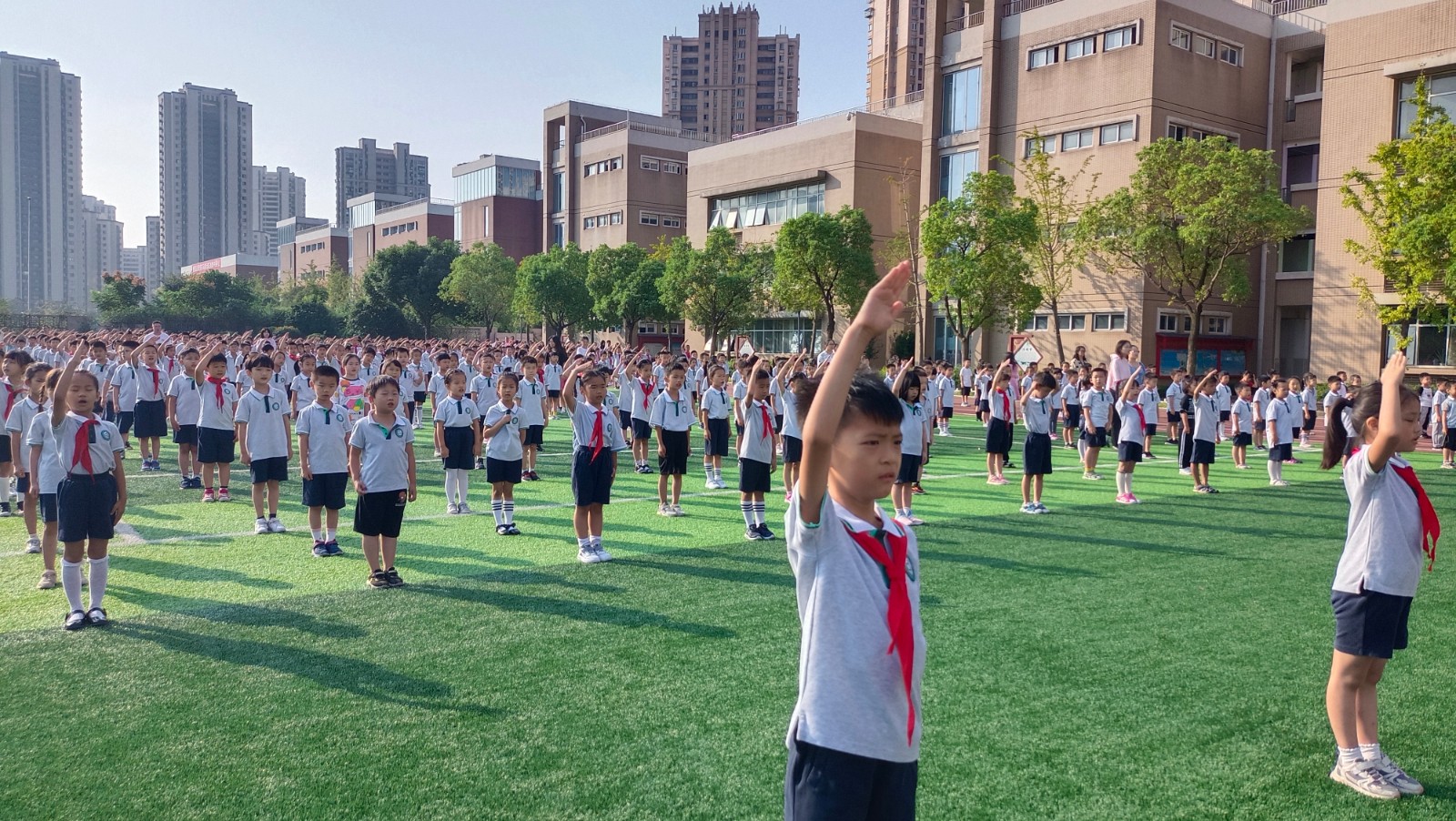 【花港一小】江山多锦绣，少年庆中华  花港一小2021年“向国庆献礼”系列活动（一）——主题升旗仪式