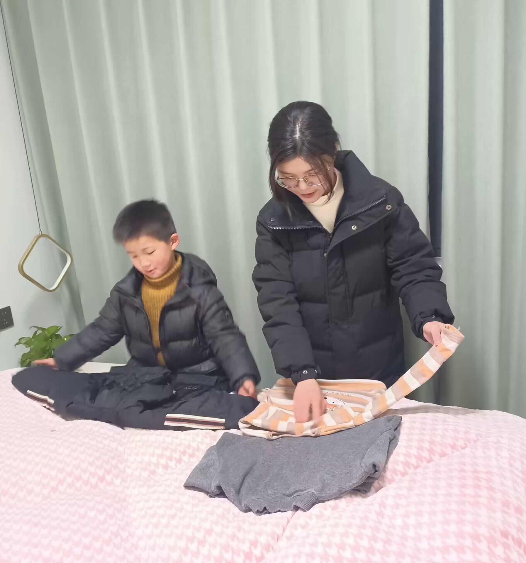 【花港一小】温暖人世间，青春在行动——花港一小“衣旧情深”爱心传递活动