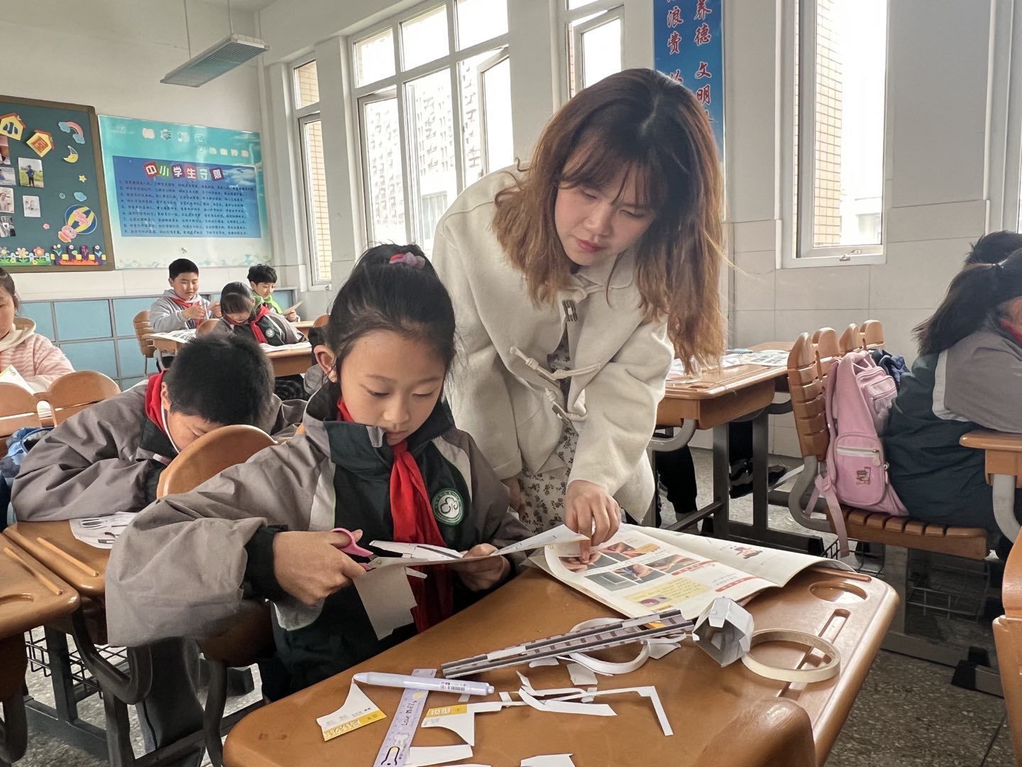 张若雨老师执教《高铁列车模型》.jpg