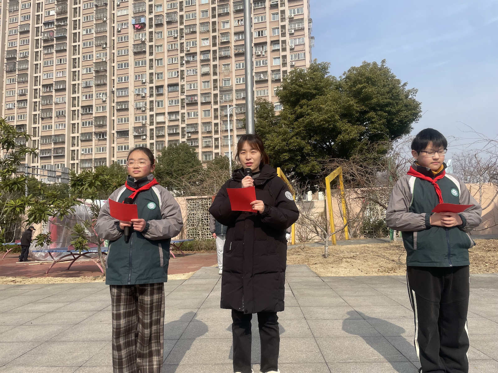 陈雪国旗下讲话照.jpg