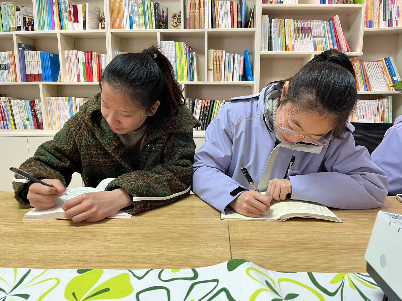 卜紫妍和张海婷在学习.png
