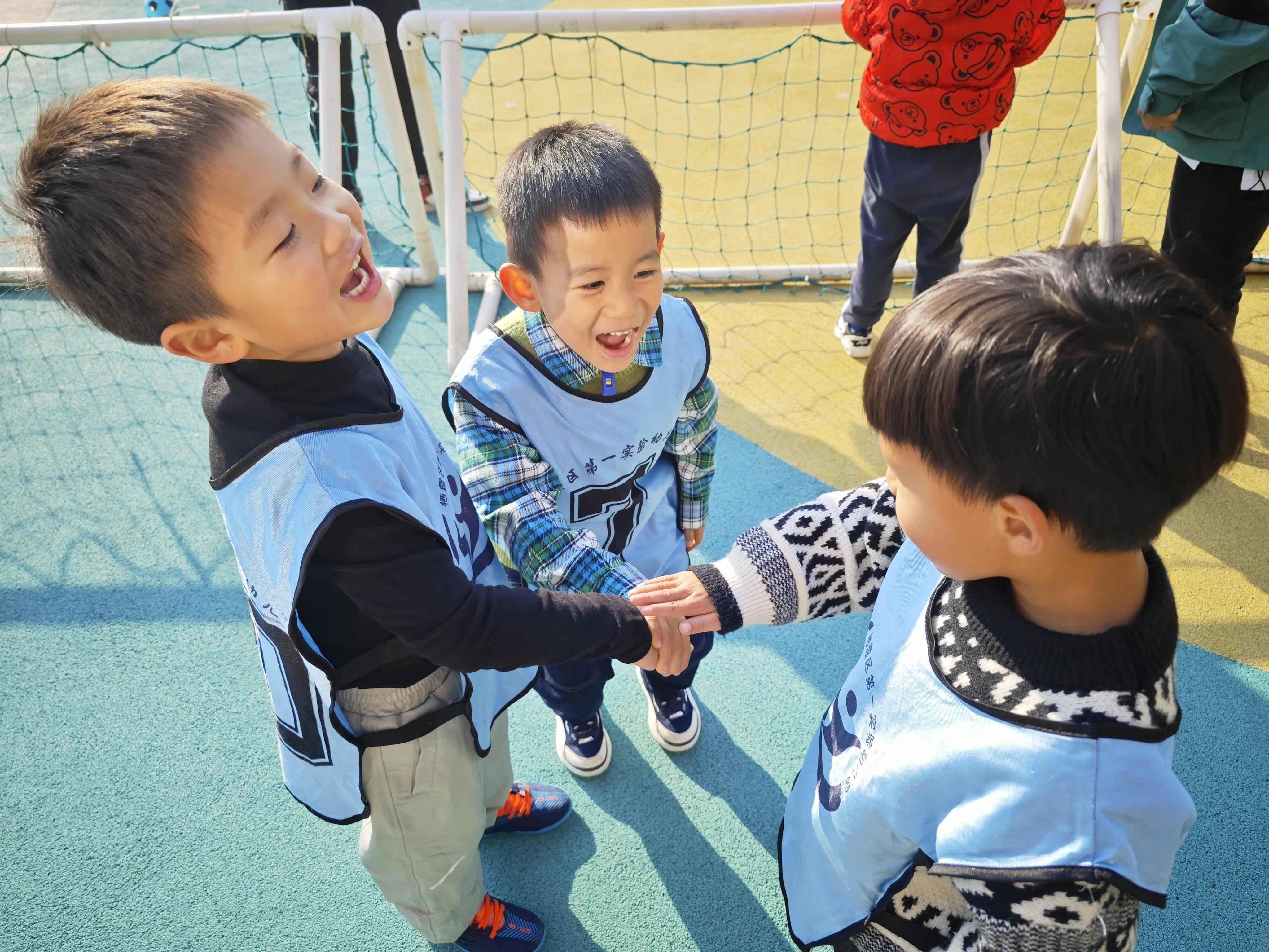 尧辰园每周足球活动掠影_html_5d830592.jpg