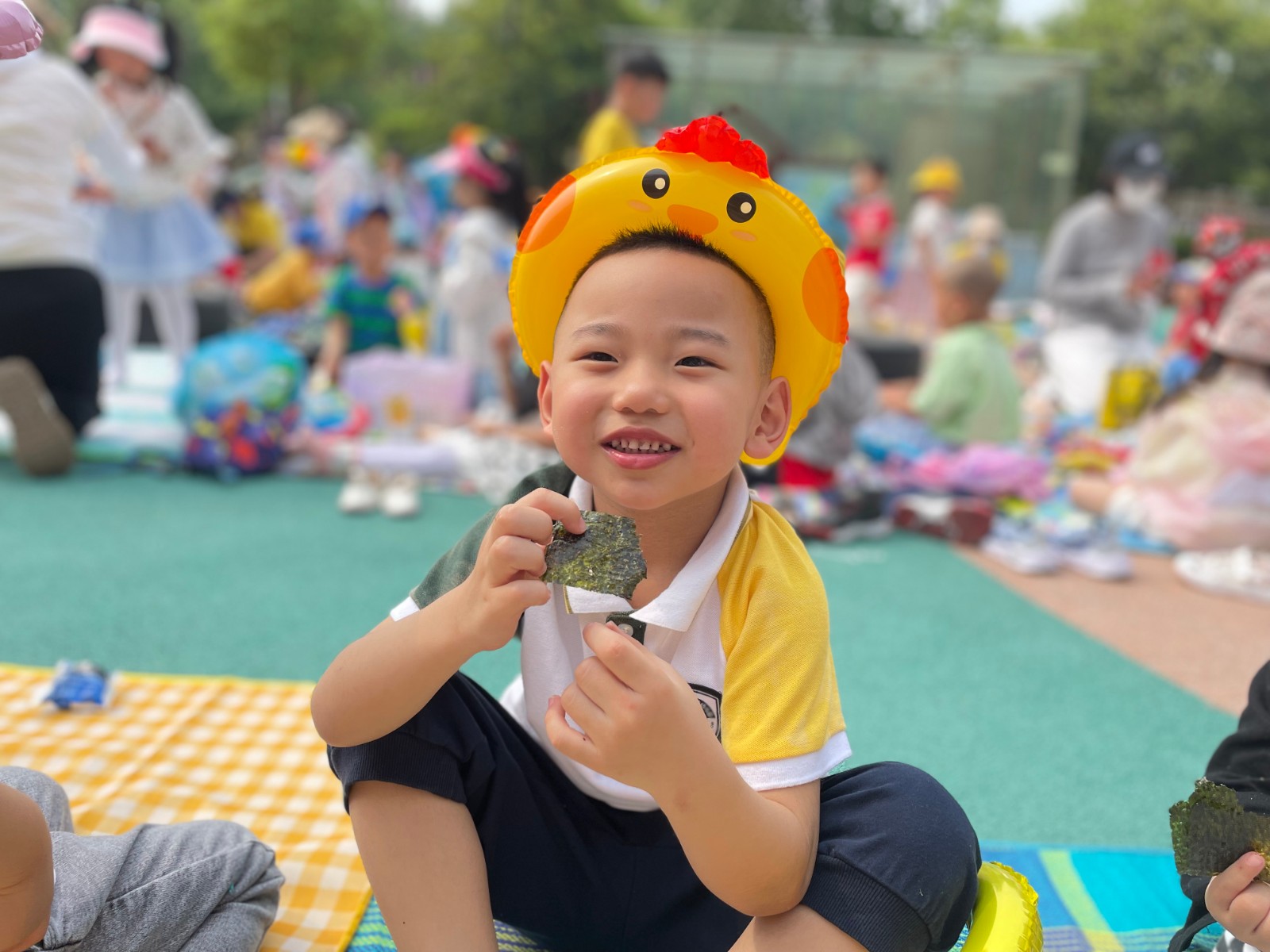 开心地品尝美食.jpg
