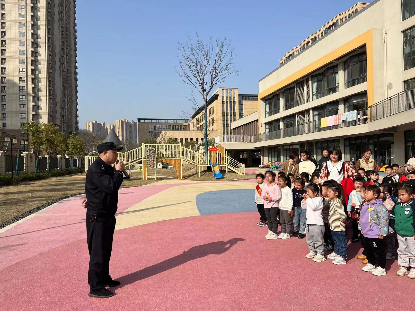 李警官国旗下讲话新闻_html_m6f0f3d34.jpg