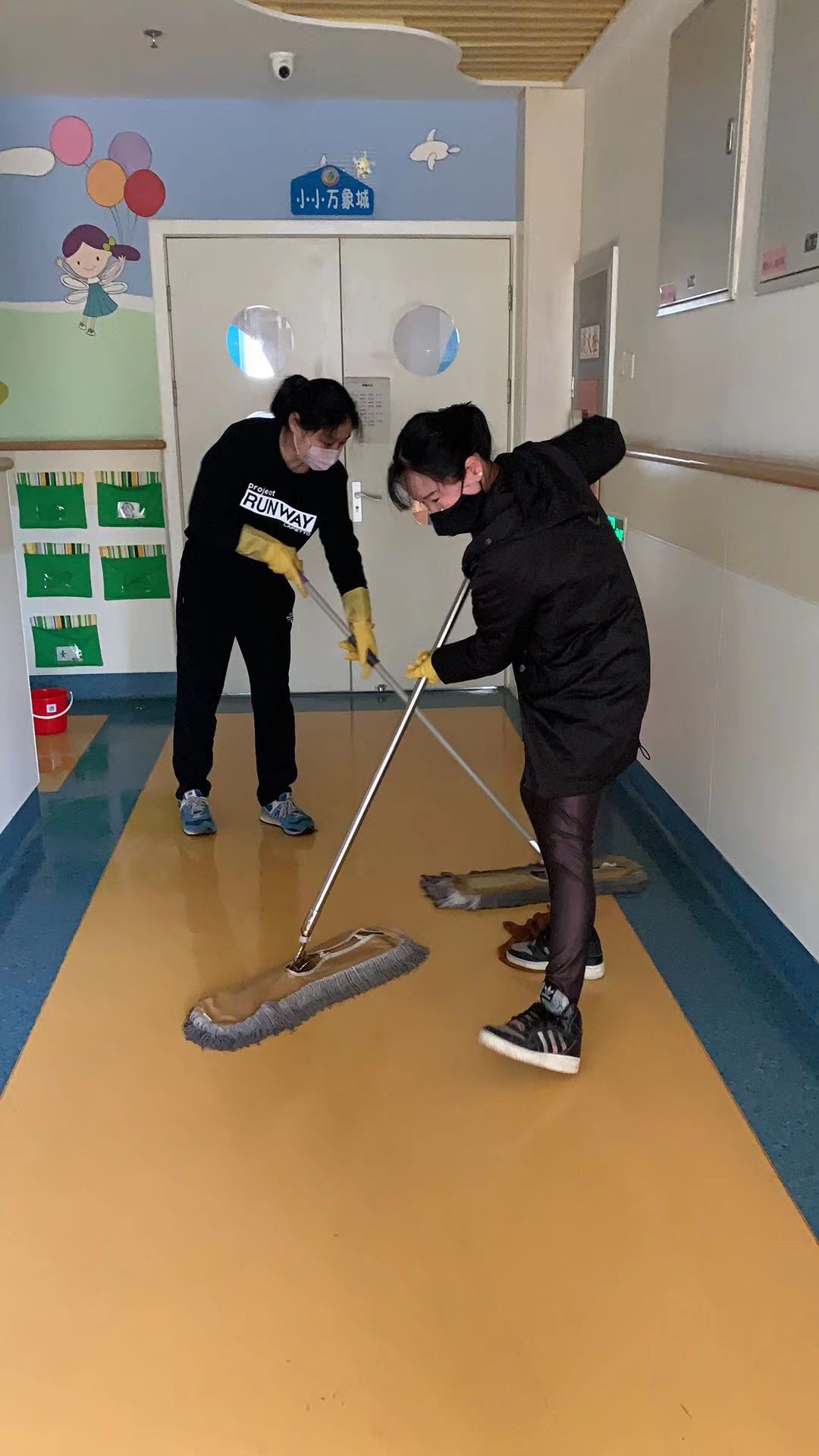 生活老师打扫卫生.jpg
