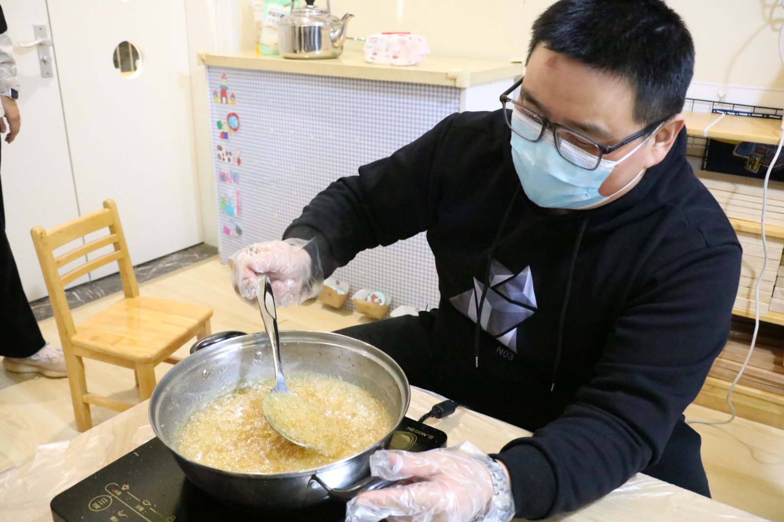 中班家长体验玩冰糖葫芦.JPG