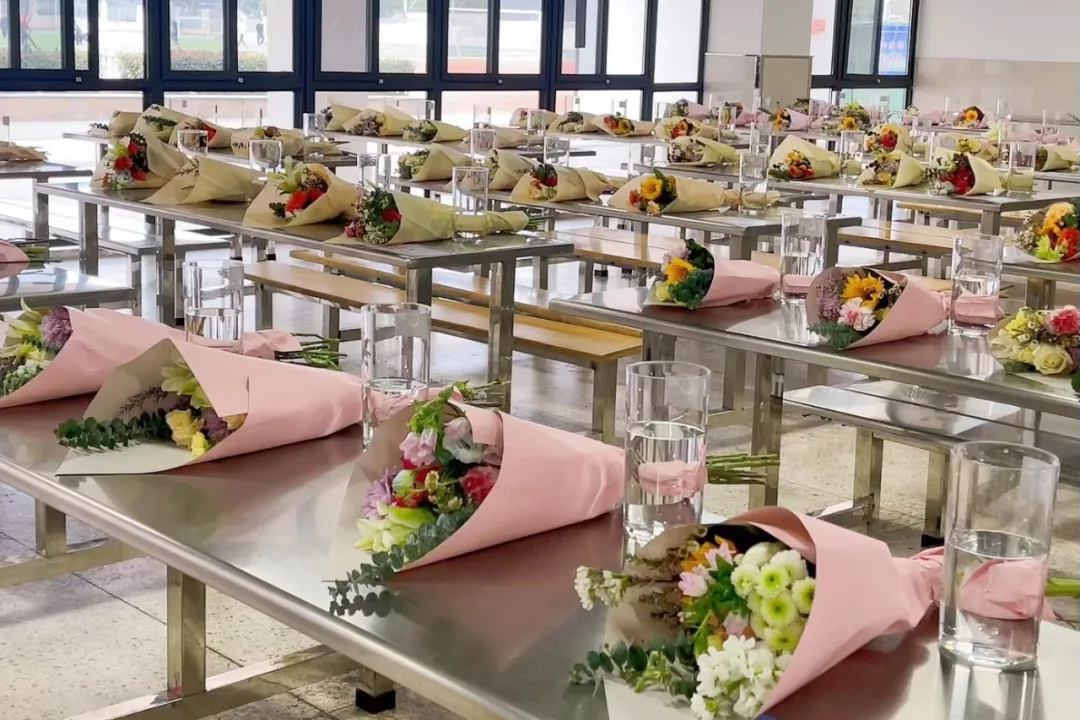 【温暖金初·工会活动】花香满校园，巧手绽芳华——金中仙林举办迎“三八”节教师插花活动