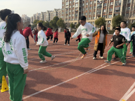 2.“绳”采飞扬 跃动青春——12月长绳比赛_html_34e0d66.png