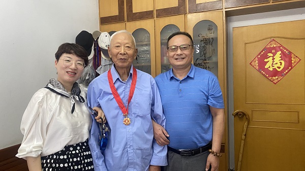 【开放大学】献礼建党100周年  走访慰问老党员——栖霞电大党支部开展走访老党员活动