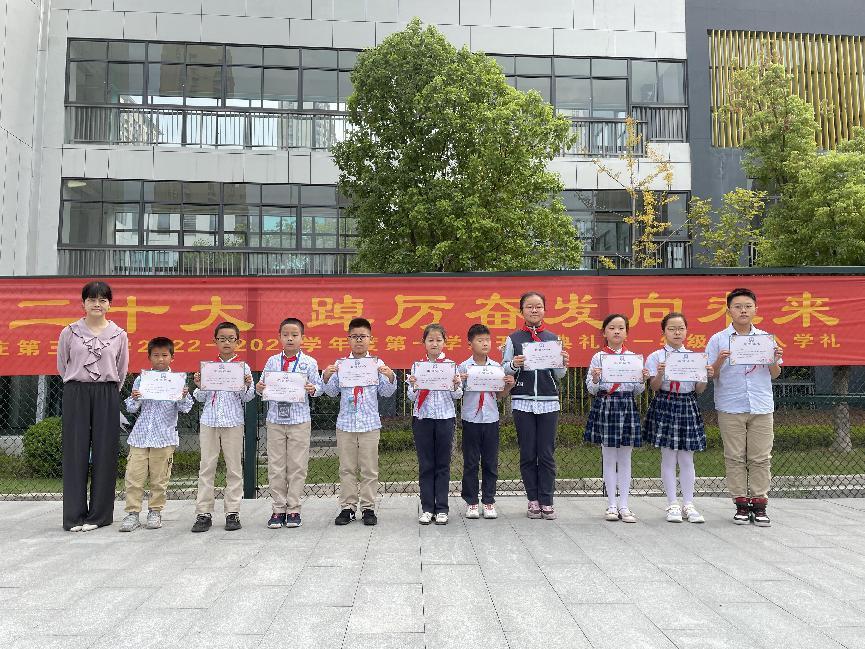 四4班第五周升旗仪式报道_html_m1e129610.jpg