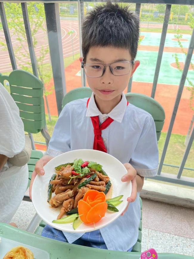 【正学丁三】劳动乐体验 快乐伴童行_html_7d120962.jpg