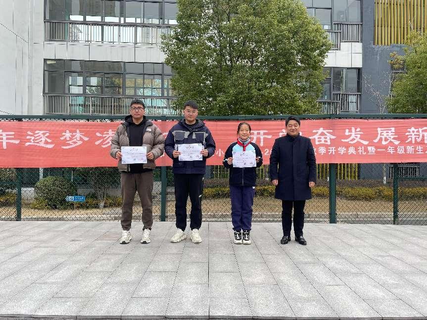 12.23二3、4班第十七周升旗仪式报道_html_746c3c43.jpg