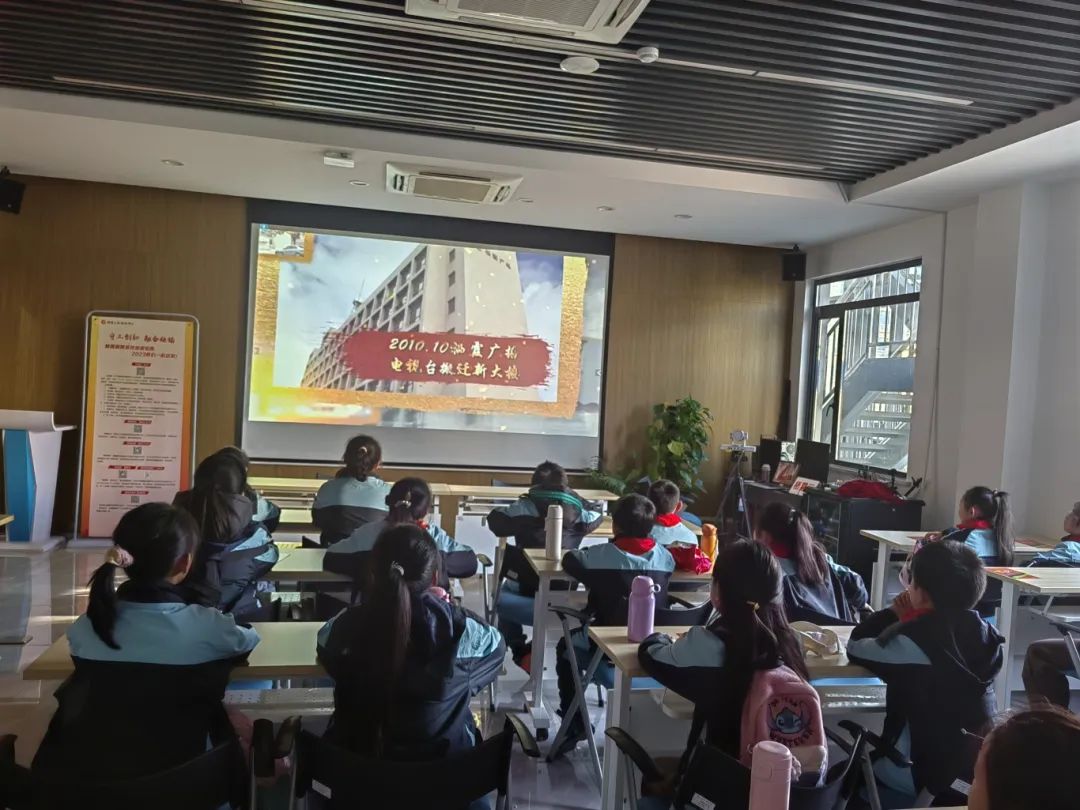【正学丁三·德育】解锁新体验，探秘栖霞区融媒体中心_html_m5b7dd514.jpg