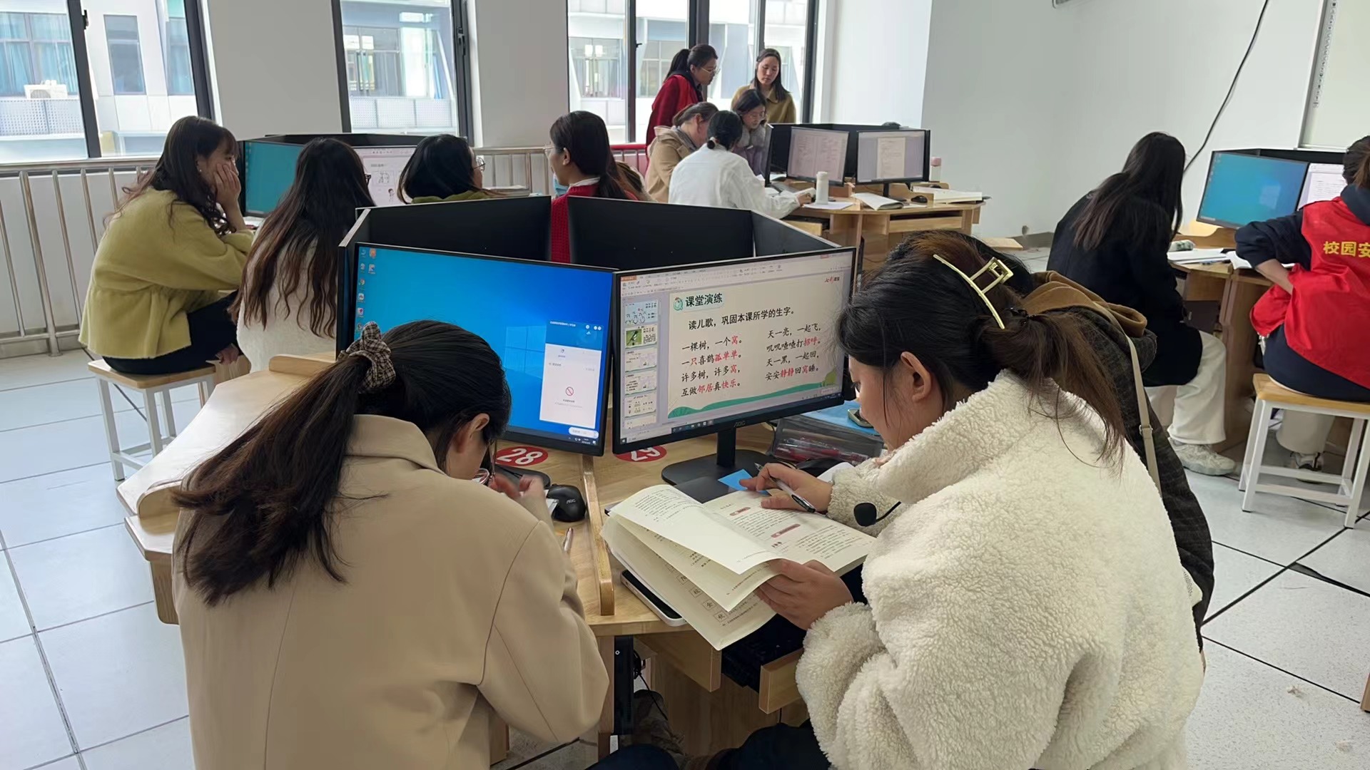【正学丁三·教学】集体备课谋实效 全力抒写奋进篇——南京市丁家庄第三小学语文组集体备课活动侧记_html_1e4ee013.jpg
