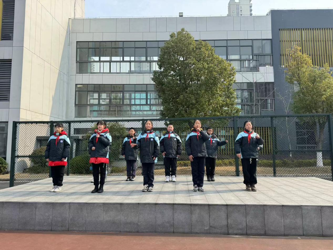 第二周升旗仪式报道稿_html_207b261.jpg