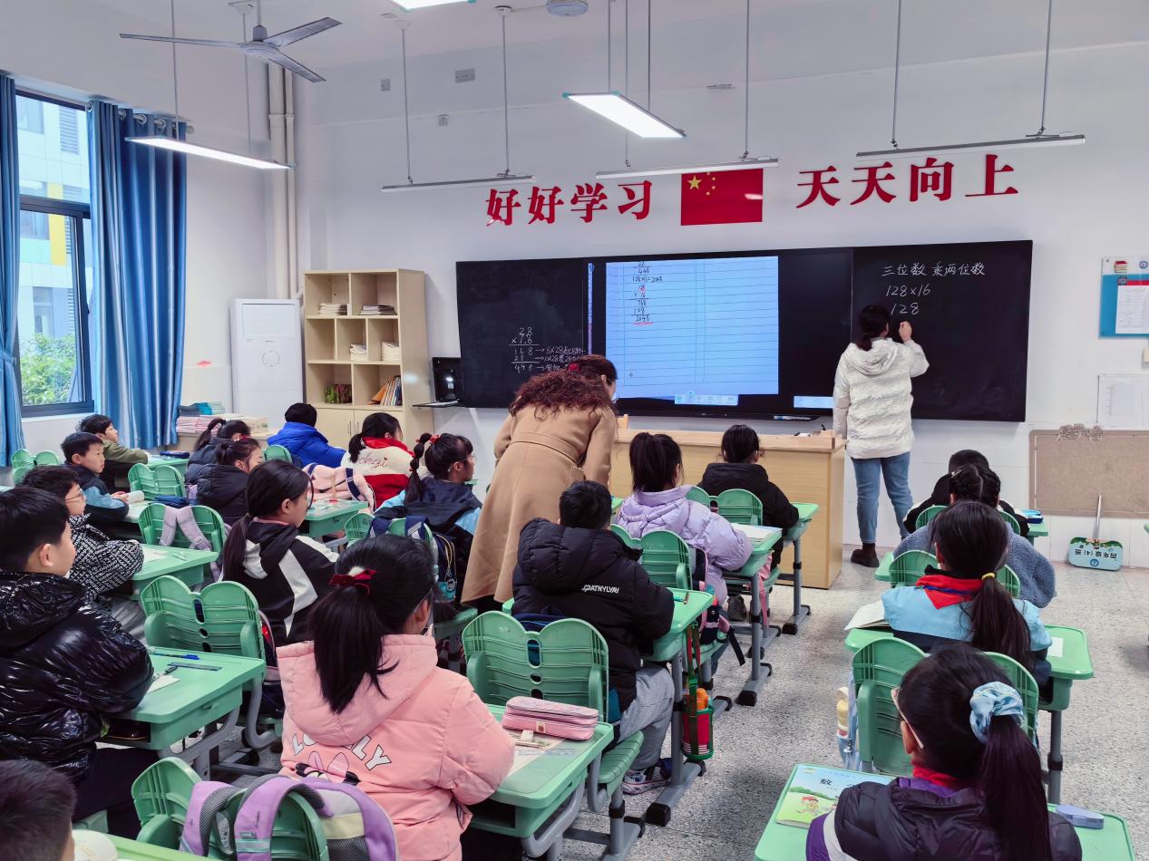 3.4区教研员陈新涛老师进校听课评课活动侧记_html_m79b298f0.jpg