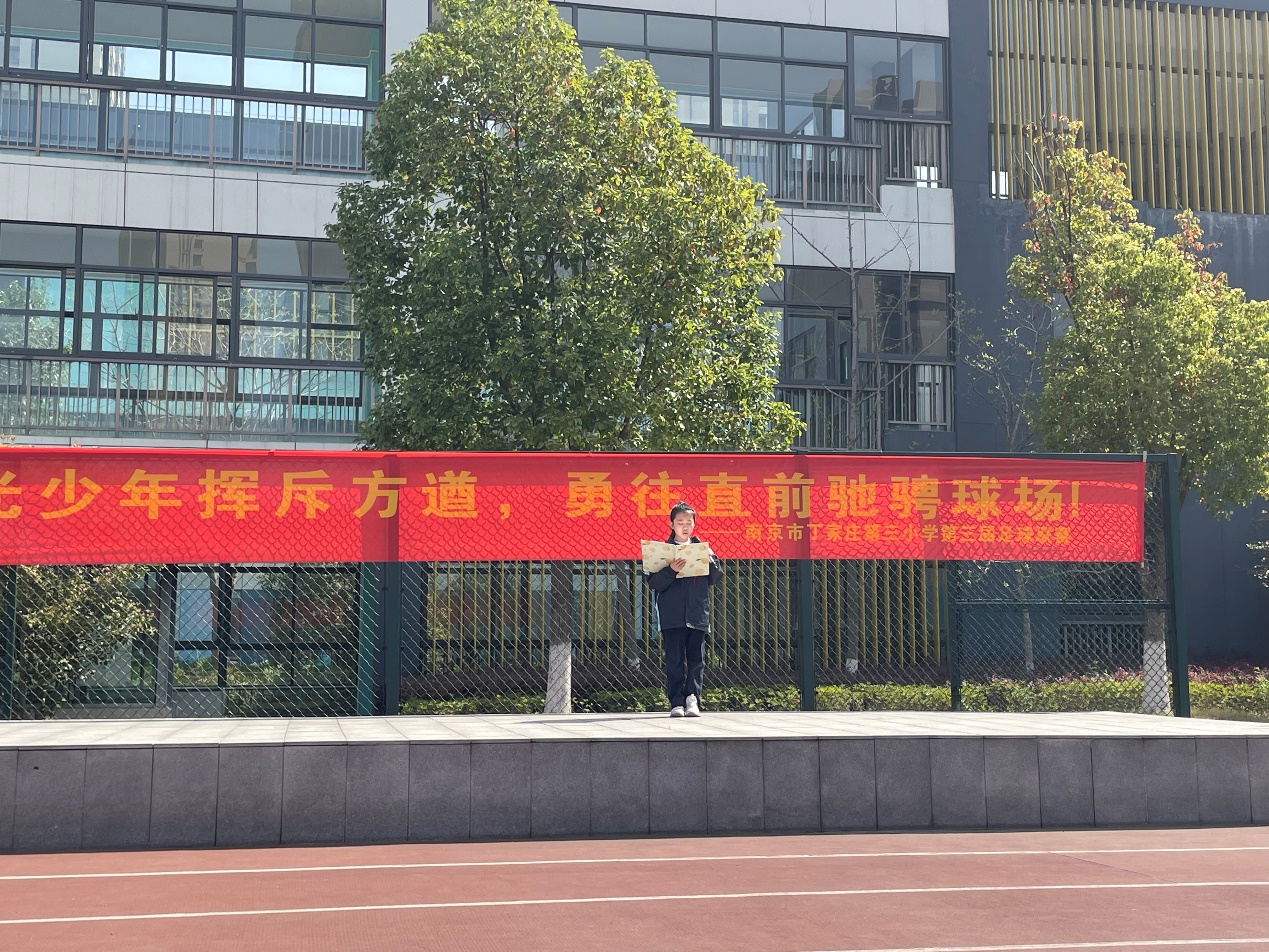 五5班升旗报道_html_14d8c294.jpg