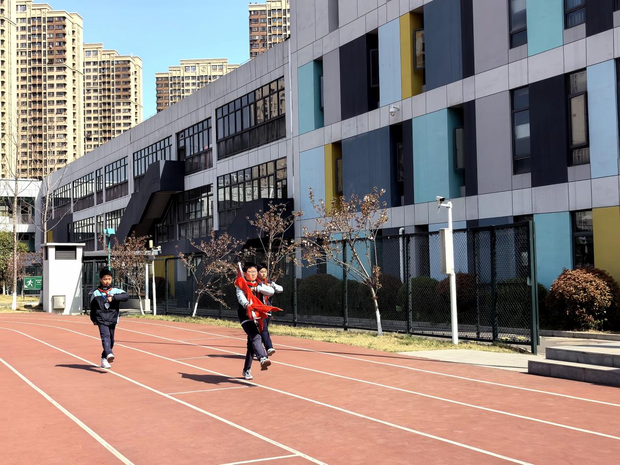 第八周清明节主题升旗仪式侧记_html_5e42a441.jpg