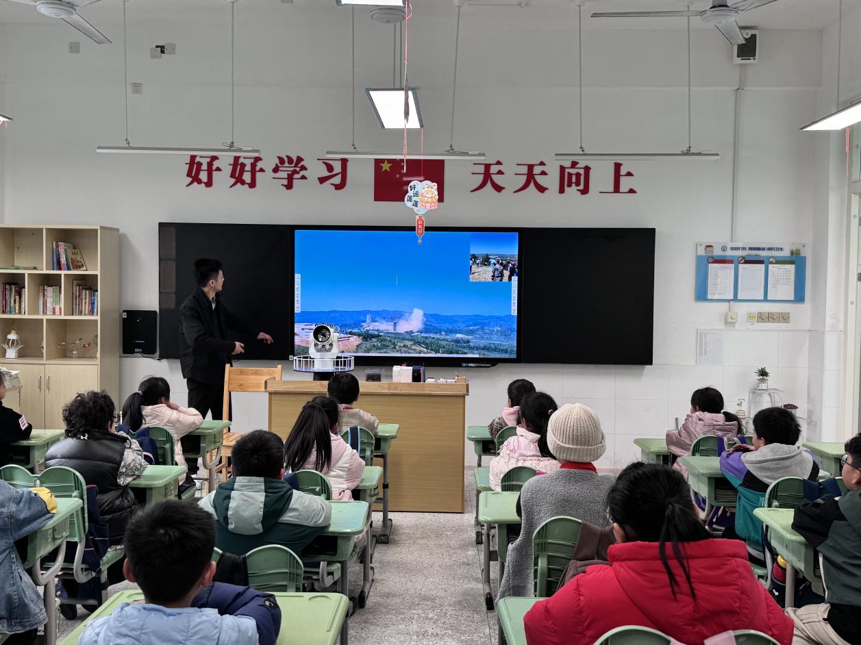 【正学丁三·德育】格物致知  叩问苍穹——南京市丁家庄第三小学第十八期“家长进课堂”活动_html_m60a0b85b.jpg