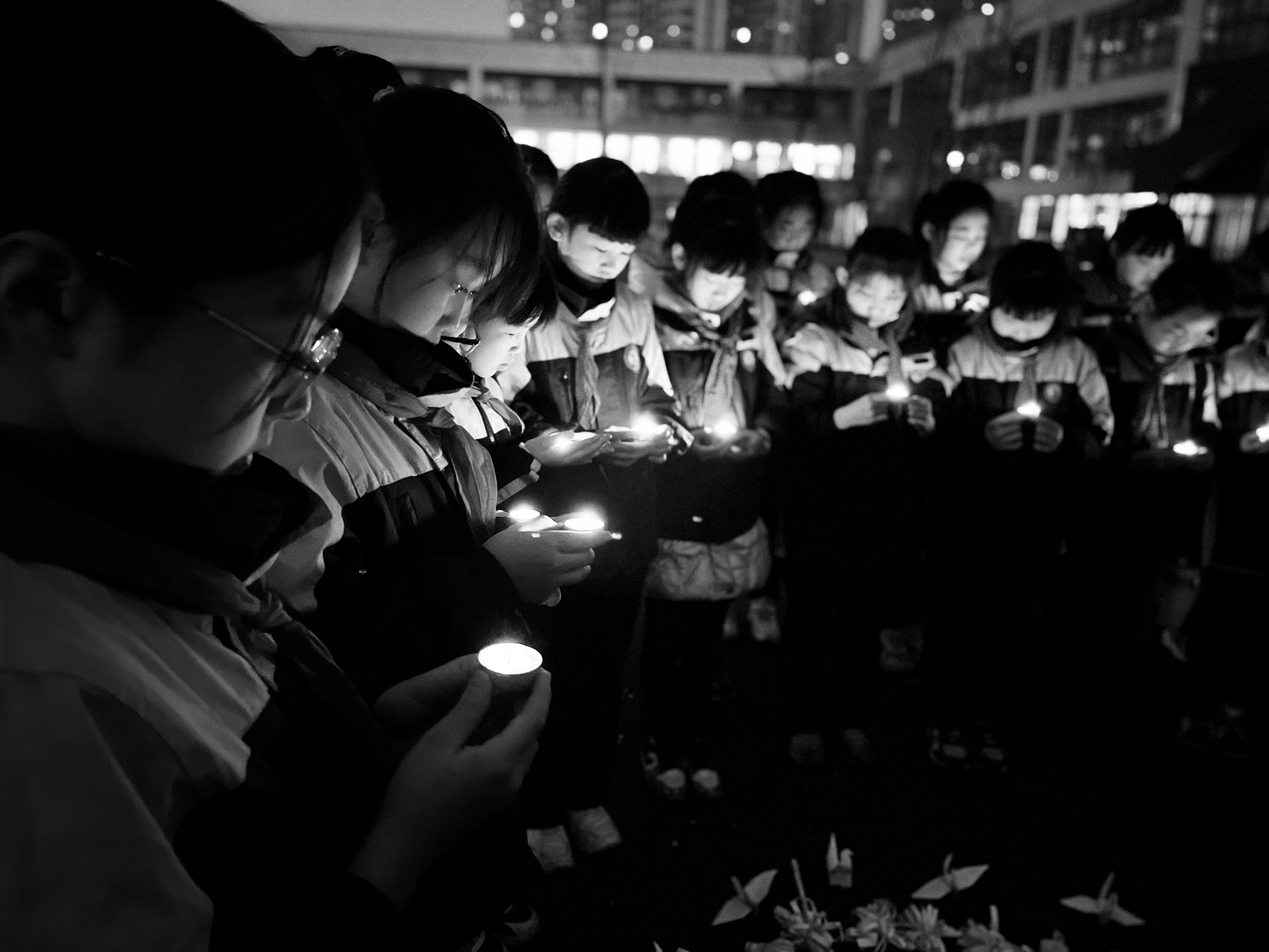 【正学丁三】国家公祭日，缅怀永不忘——丁家庄第三小学第十六周主题升旗仪式_html_2f842542.jpg
