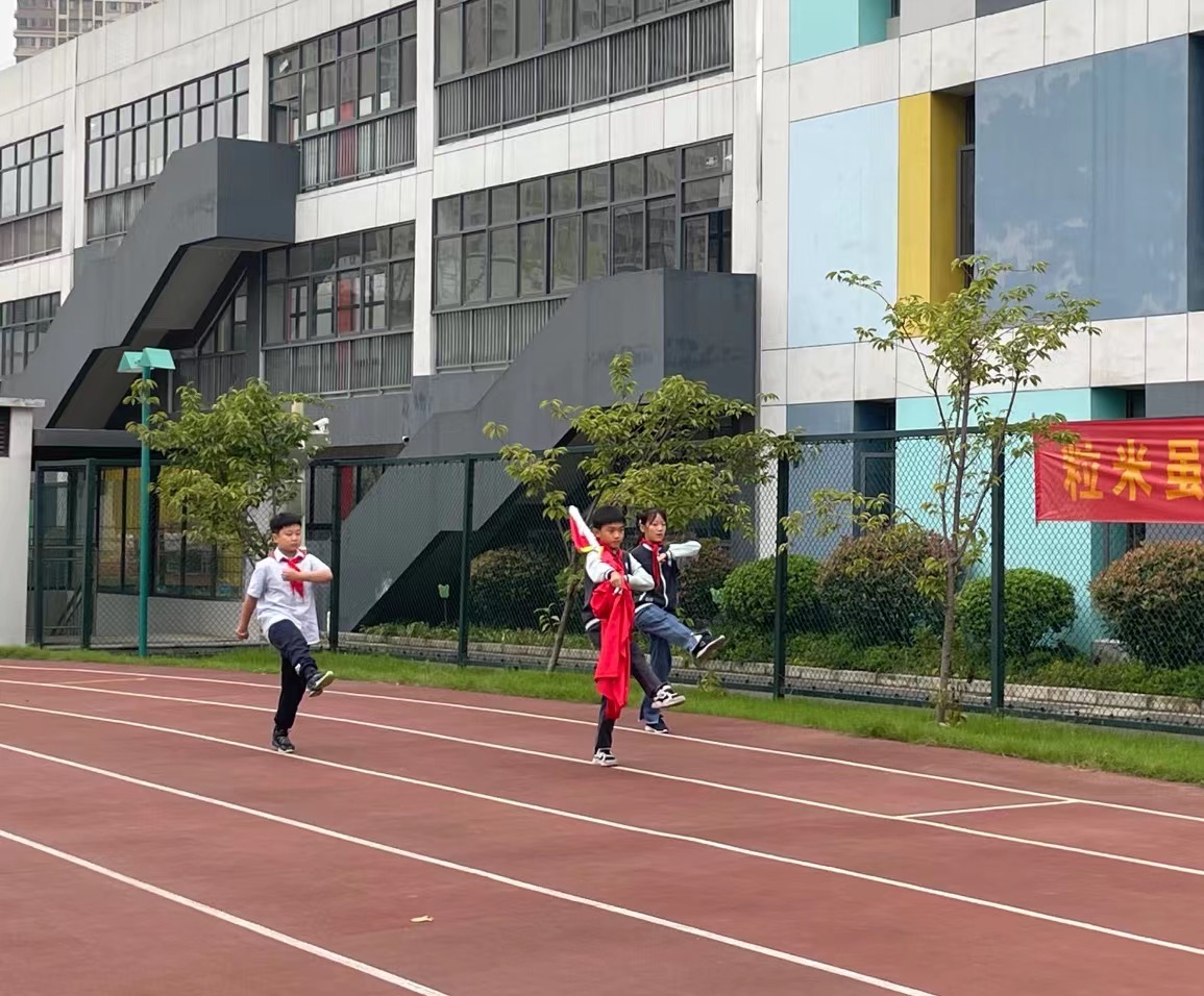 【正学丁三】“与国同庆，与国同行”——南京市丁家庄第三小学第一学期国庆主题升旗仪式侧记 _html_m60e477fa.jpg