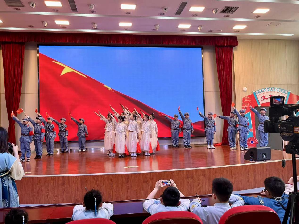 正学丁三•德育】颂千古诗词 扬爱国情怀(1)_html_f2f84c2.jpg