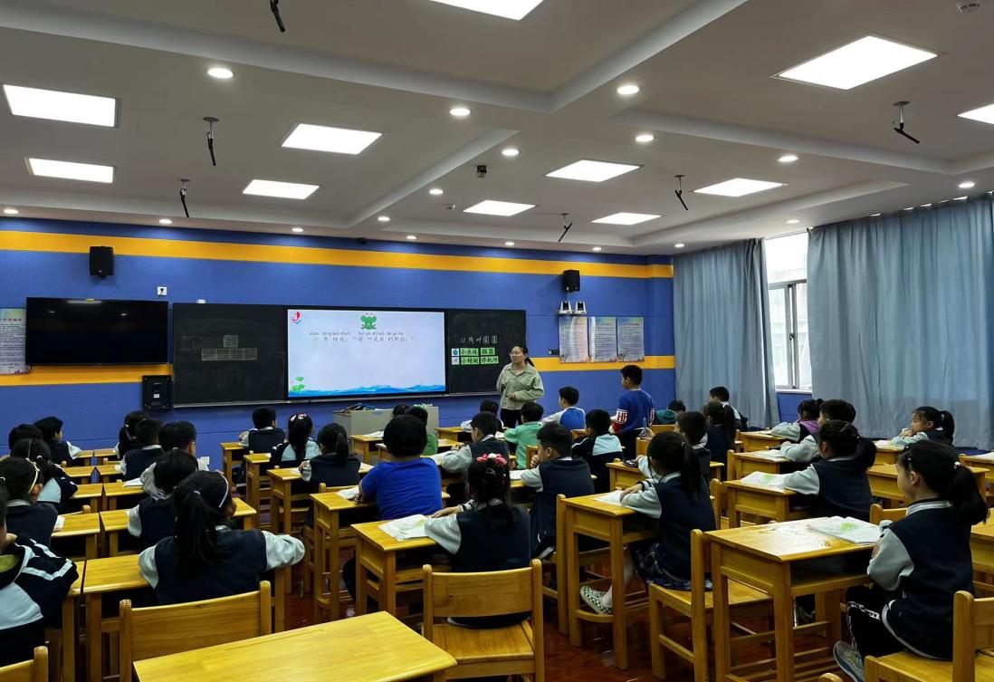 同课异构展风采 教研互动促成长_html_m13621e68.jpg