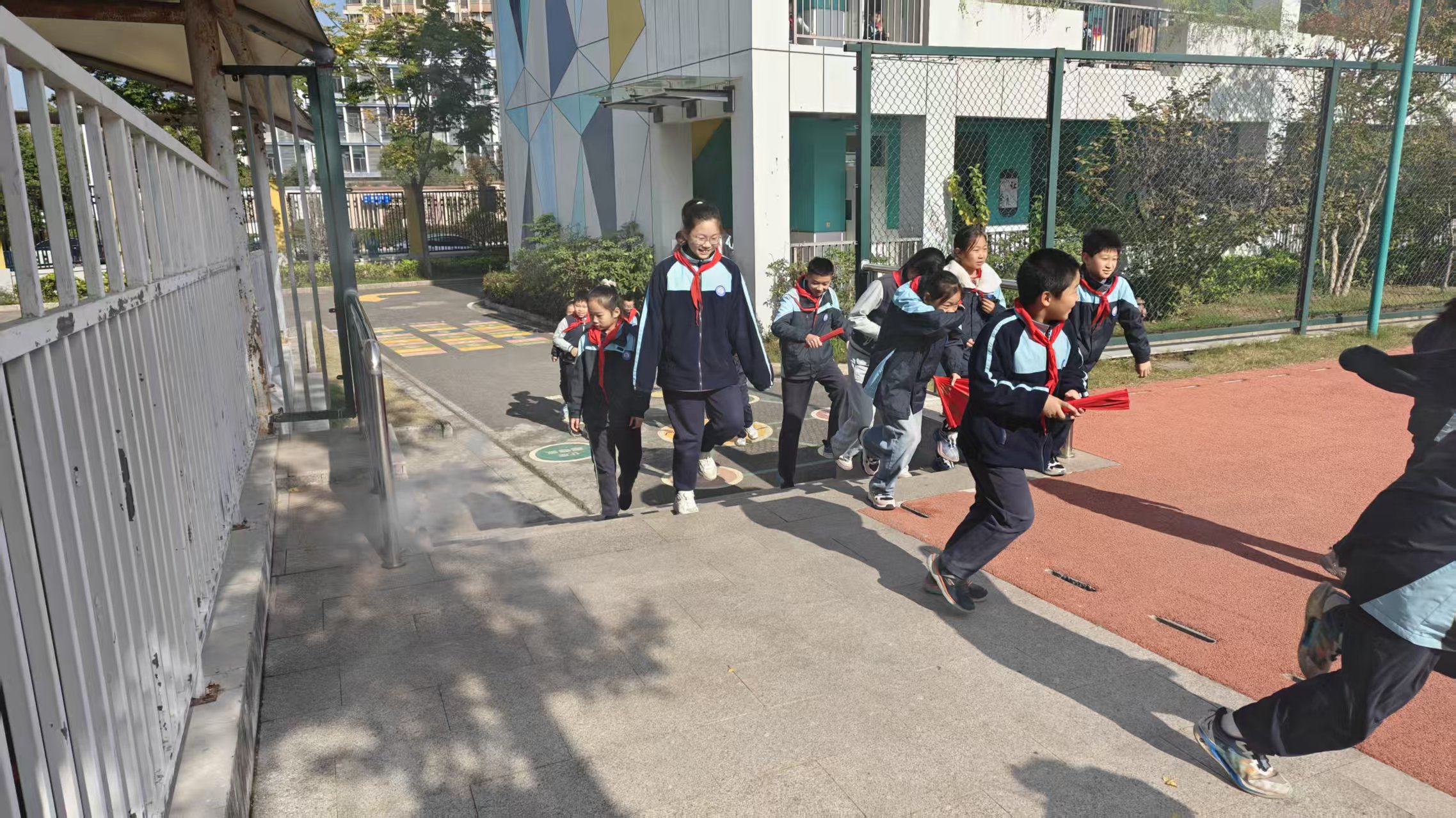 【正学丁三&middot;后勤】消防演练进校园 安全意识入人心_html_31f5b539.jpg