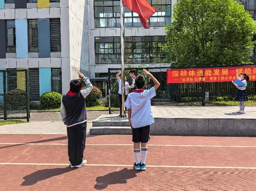 5.26二3、4班升旗仪式报道_html_m2784cf53.jpg