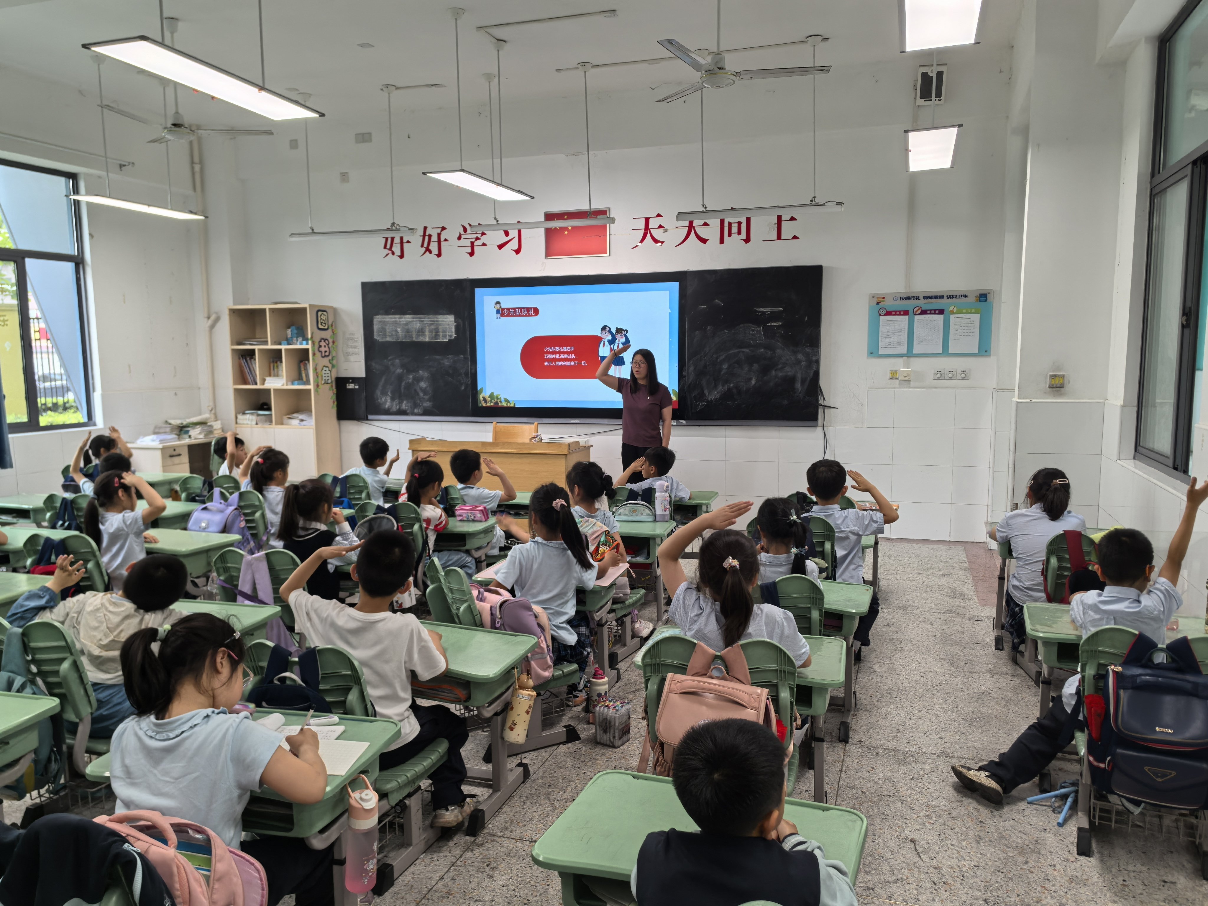 【正学丁三·德育】红领巾心向党，雏凤凌云志飞扬(1)_html_m1e377b43.jpg