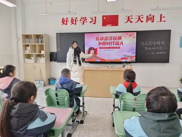 【正学丁三】传承雷锋精神，争做时代新人——南京市丁家庄第三小学开展学习雷锋主题班会侧记_html_63760c3.jpg