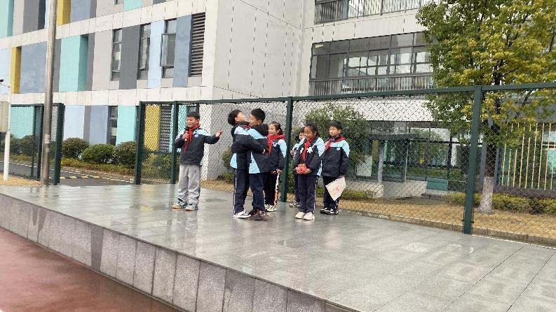 第二周升旗仪式_html_755af16a.jpg